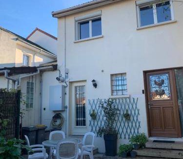 Plateau - Mont-Valerien House | 110 m² House ∙ 4 bedrooms ∙ 10 guests