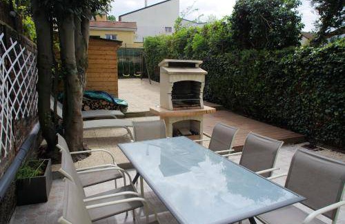 Plateau - Mont-Valerien House | 110 m² House ∙ 4 bedrooms ∙ 10 guests