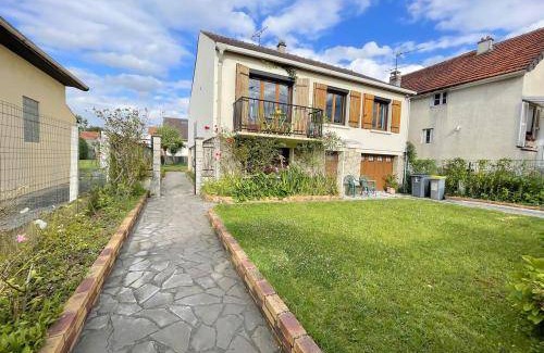 Tremblay-en-France Bed & Breakfast | 150 m² Bed and breakfast ∙ 3 bedrooms ∙ 8 guests