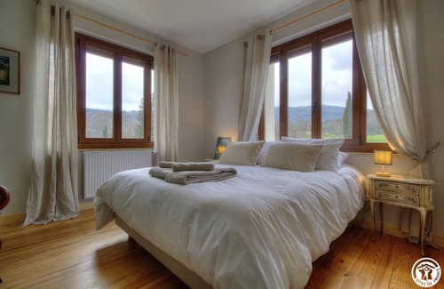 Corveissiat House | 170 m² Gîte ∙ 6 bedrooms ∙ 14 guests