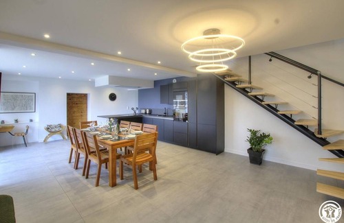 Saint-Martin-du-Frene House | 200 m² Gîte ∙ 5 bedrooms ∙ 12 guests