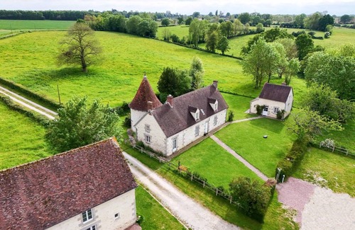 Coulonges-sur-Sarthe Cottage | 200 m² Cabin ∙ 6 bedrooms ∙ 13 guests