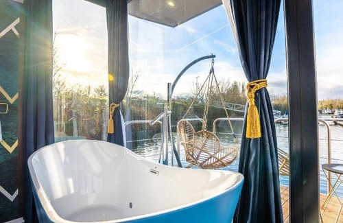Sandrancourt Boat Rental | 35 m² Houseboat ∙ 2 guests