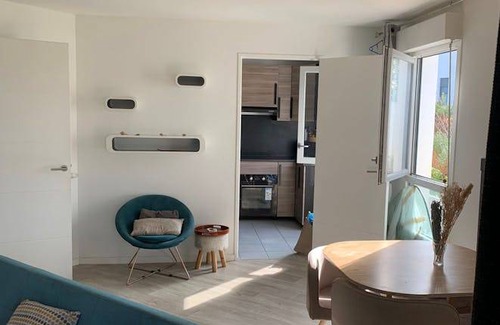 10th Arrondissement Enclos-St-Laurent Resort | 85 m² Private room ∙ 1 bedroom ∙ 3 guests