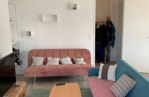 10th Arrondissement Enclos-St-Laurent Resort | 85 m² Private room ∙ 1 bedroom ∙ 3 guests