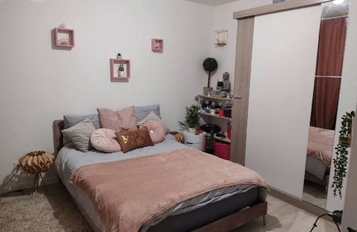 10th Arrondissement Enclos-St-Laurent Resort | 85 m² Private room ∙ 1 bedroom ∙ 3 guests