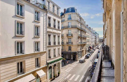 8th Arrondissement Apartment | A PERFECT COMBINATION OF PARISIAN CHARM & MODERN COMFORT – CHAMPS ELYSEES