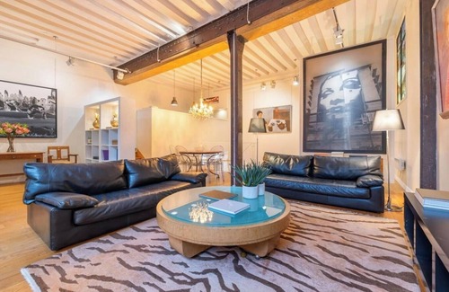 Saint-Merri Apartment | A PERFECT HOME FOR ART ENTHUSIASTS & URBAN EXPLORERS ,PRIVATE PATIO AT LE MARAIS