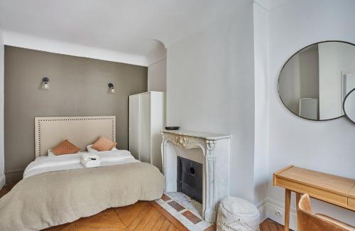 Saint-Merri Apartment | Apartment beaubourg by Studio prestige