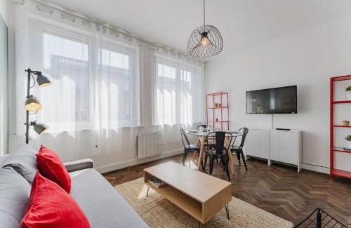 Historic Center Apartment | Appartement 2 chambres avec parking, proche métro