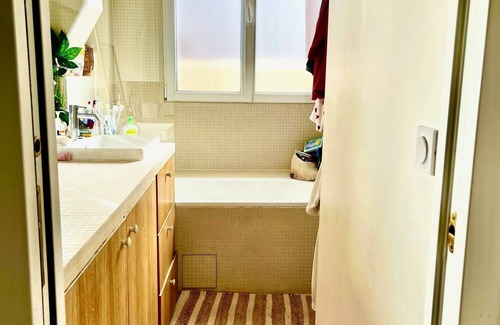 Quartier Sainte-Marguerite Apartment | Appartement Parisien Typique et Baigné de Soleil au Coeur de la Capitale