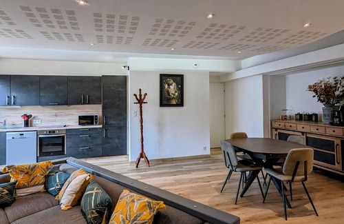 Vesoul Cottage | Beautiful renovated apartment in Vesoul with parking and Wifi
