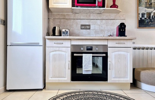 Chantilly House | Chantilly gardens, 3-storey maisonette next to the station.