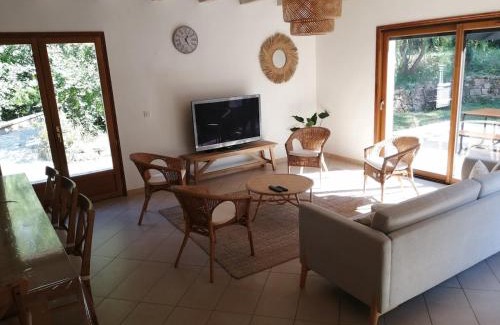 Saint-Benoit-de-Carmaux House | Charmant gîte de Lacrouzette avec piscine chauffée