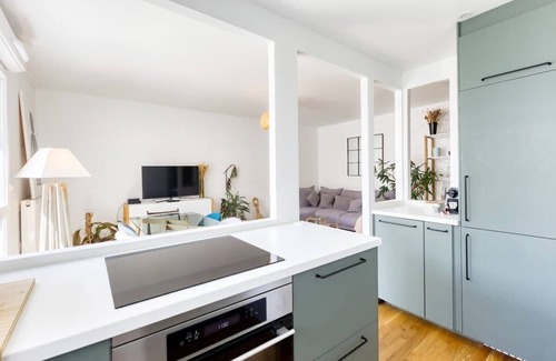 Levallois-Perret Apartment | Charming central apartment with Balcony and City View