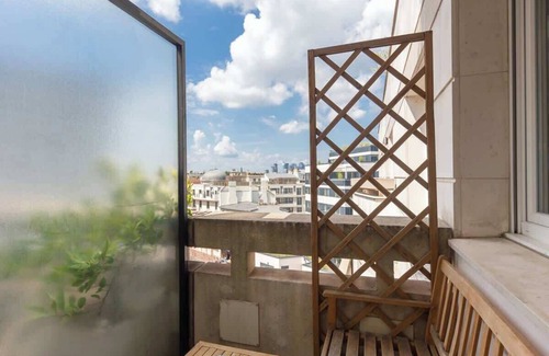 Levallois-Perret Apartment | Charming central apartment with Balcony and City View