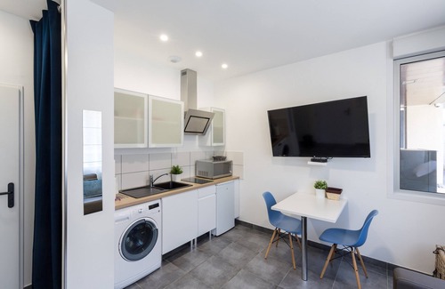 Hincmar Apartment | Charming Studio in the Heart of Reims: Your Haven of Peace to Explore!"