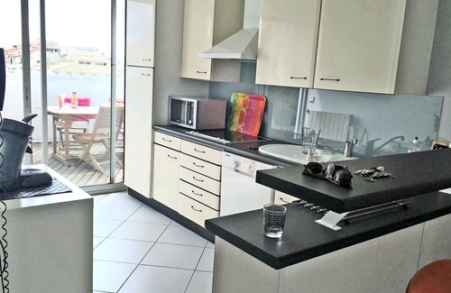 Sete Apartment | Contemporary bright apartment on Quai Royal with large terrace Sèt
