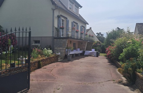 Breuil-Bois-Robert Apartment | Cosy apartment in small villa
