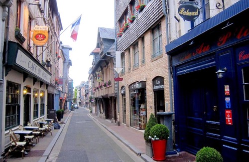 Honfleur Apartment | Cosy Apartment in Honfleur with a Private Garden