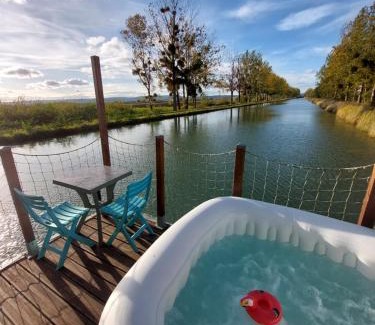 Ouges Boat Rental | Cottage flottant terrasse jacuzzi option aux Portes de Dijon