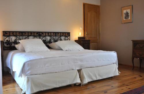 Aubigny-sur-Nere House | Cottage Mackinley, domaine entier, séjour nature et détente automnale, 15 pers, Centre Historique, gare TER