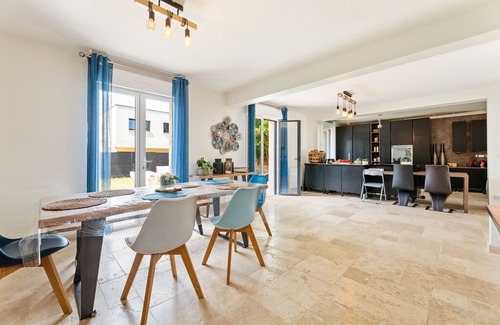 Touques House | Elegant Holiday Home in Touques with Fenced Garden