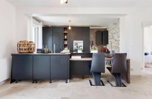 Touques House | Elegant holiday home with fenced garden