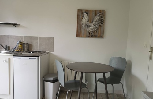 Saint-Sylvestre-de-Cormeilles Bed & Breakfast | Maya, independent guest studio with kitchenette