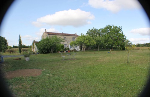 Saint-Savinien Apartment | Fully-equipped studio with swimming pool in a quiet location 2 minutes from amenities.