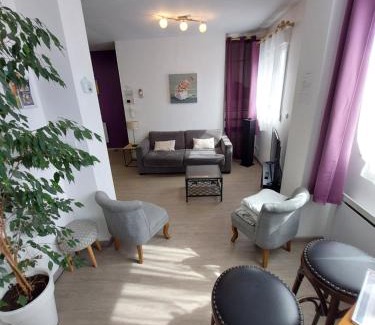 Arras Apartment | gîte 65 m2 200 m gare t-g-v 400 m centre-ville grand parking 250 places gratuit face au logement
