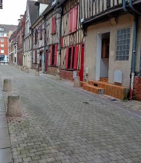Beauvais Apartment | Heart of Beauvais Airport 15 min by bus, Studio