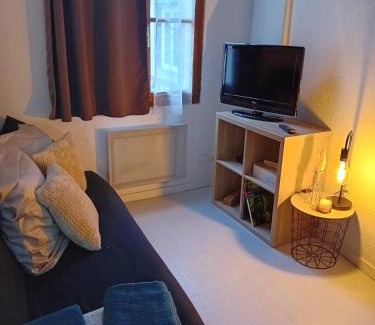 Beauvais Apartment | Heart of Beauvais Airport 15 min by bus, Studio