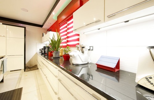 Quartier Saint-Leon House | House-Oversized-Ensuite-City view