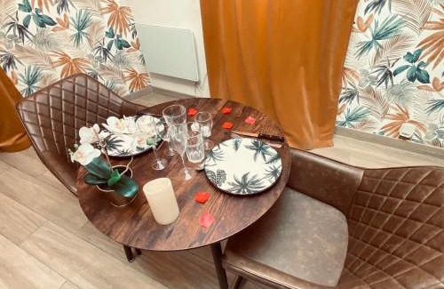 Les Stades Apartment | L'Escale Balnéo'Romantique - Loveroom - Jacuzzi & Petit déjeuner