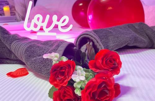 Les Stades Apartment | L'Escale Balnéo'Romantique - Loveroom - Jacuzzi & Petit déjeuner