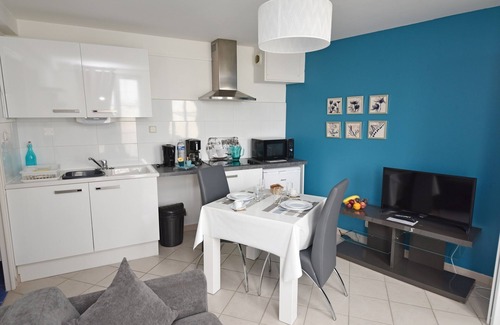 Laon Apartment | Laon Studio "Les Bleuets" on one level with garden and private spa