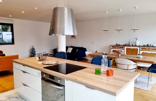 Chanteloup-les-Vignes Villa | Large House With Terrace & garden near Paris