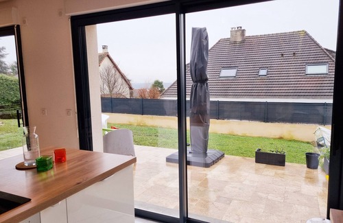 Chanteloup-les-Vignes Villa | Large House With Terrace & garden near Paris