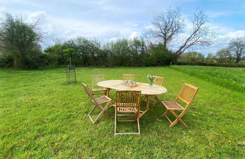 Chavroches Cottage | Les Hirondelles Cottage in Chavroches - 5 guests, pets allowed