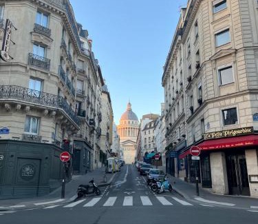 Sorbonne Apartment | Lumineux avec balcon, calme, à 200 m du Panthéon, Entire Flat