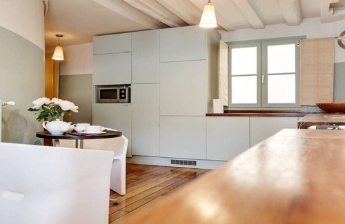 Gaillon Apartment | PALAIS ROYAL- A TRUE PARISIAN WARMTH AMID "LE LOUVRE & L'OPERA"
