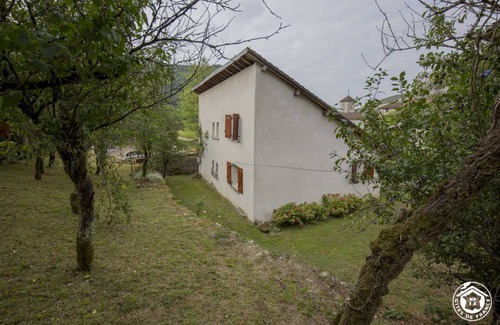 Bolozon House | Situé au Bord de la Rivière D'ain qui se Transforme au fil des Crues. C'est, Entre Autre Pour Cela,