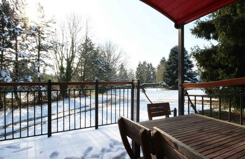 Radon Cottage | Spacious caravan with terrace, garden and games, pets allowed