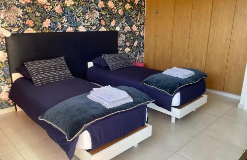 Le Ricanto Bed & Breakfast | Suite avec 2 chambres d'hôtes pour 1 à 4 personnes avec vue mer, terrasse, parking privé, proche port et aéroport, petit déjeuner inclus
