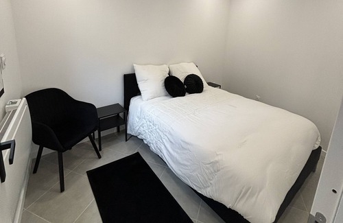 Bellevue Apartment | Welcome to the Black and White Cdgparc DES Expositions