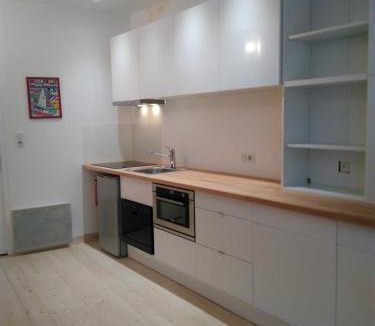 Dieppe Apartment | 1 appartement 2 chambres plus salon ,3 appartements rénovés , NETFLIX, lits faits à votre arrivée, serviettes de toilette, Ménage, Wifi, en hyper centre ,Plage à 190m, BOX à Vélos, paiement 3 fois sans frais, prix tout compris