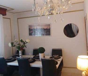 Tremblay-en-France Bed & Breakfast | 100 m² Bed and breakfast ∙ 5 bedrooms ∙ 12 guests