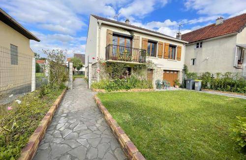 Tremblay-en-France Bed & Breakfast | 150 m² Bed and breakfast ∙ 3 bedrooms ∙ 8 guests