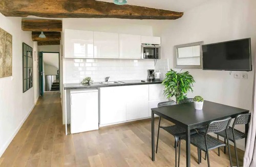 5th Arrondissement Apartment | 17thcent Townhouse - Contrescarpe Square Adorned With Verdant Trees& Stone Bench
